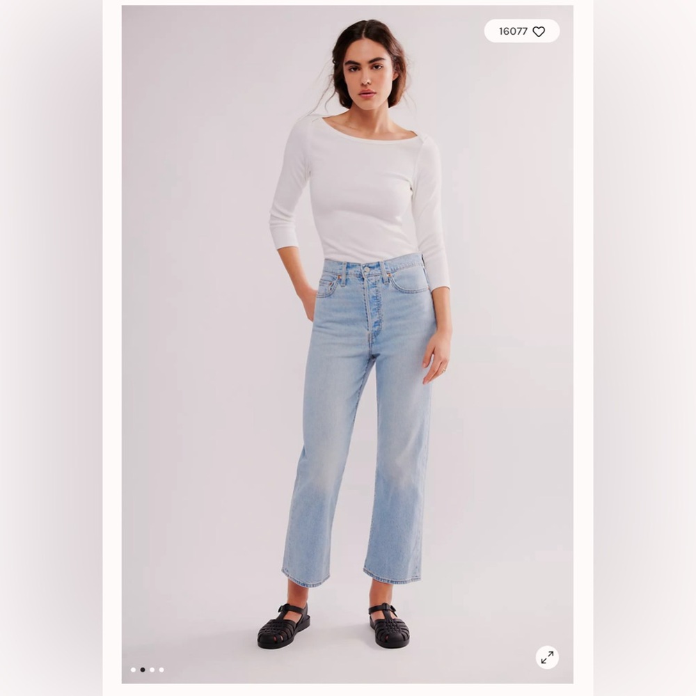 Levi’s Ribcage Straight Ankle jeans in Cool Blue Popsicle. Size 28.